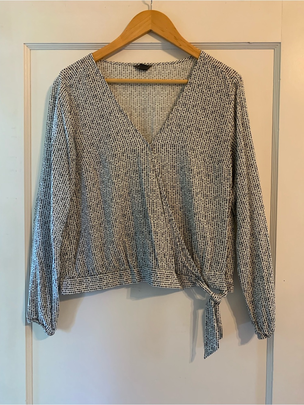 🍁Eddie Bauer Black and White V-Neck Tie-Hem Blouse